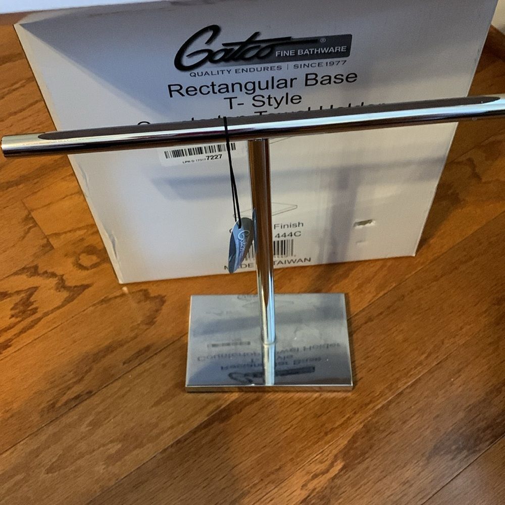 Countertop towel holder (or jewelry holder) with rectangular base.  T style NEW